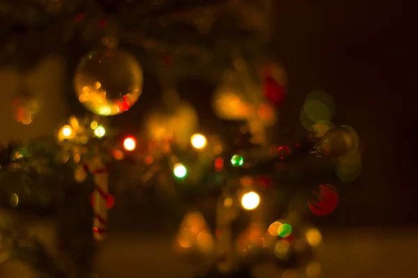 Рождественский фон в размытом желтом тонусе — стоковое фото