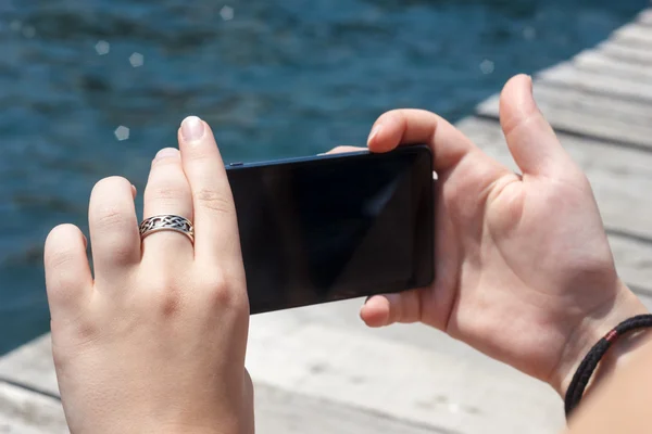 As mãos das mulheres com smartphone — Fotografia de Stock