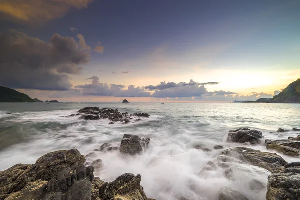 Természetes Szikla Erős Vízhullám Napkelte Háttérben Belanak Beach Lombok Indonézia — Stock Fotó