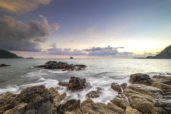 Naturalna Skała Silną Falą Wodną Tłem Wschodu Słońca Plaży Belanak — Zdjęcie stockowe