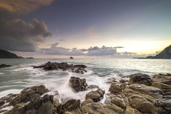 Naturalna Skała Silną Falą Wodną Tłem Wschodu Słońca Plaży Belanak — Zdjęcie stockowe