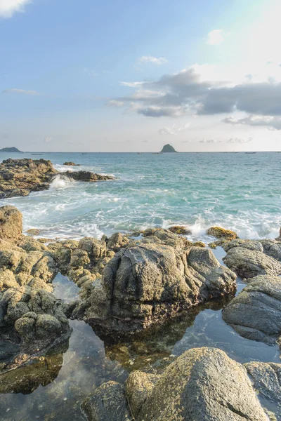 Naturalna Skała Silną Falą Wodną Plaży Belanak Lombok Indonezja — Zdjęcie stockowe