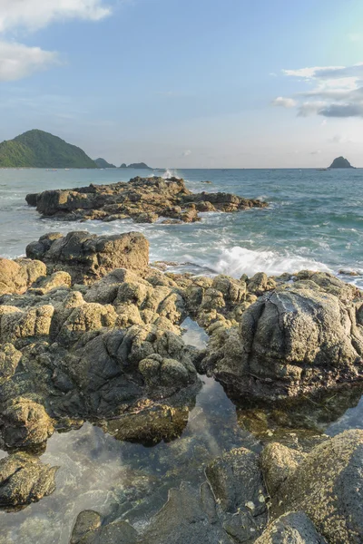 Naturalna Skała Silną Falą Wodną Plaży Belanak Lombok Indonezja — Zdjęcie stockowe