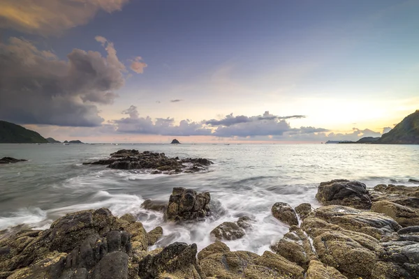 Rocha Natural Com Forte Onda Água Fundo Nascer Sol Belanak — Fotografia de Stock