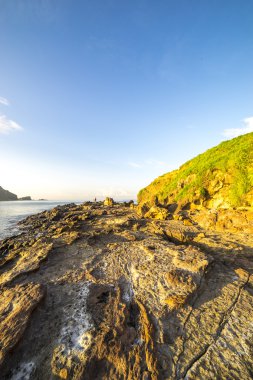Doğa güneş ışığı ile plaj kayaların Doku 