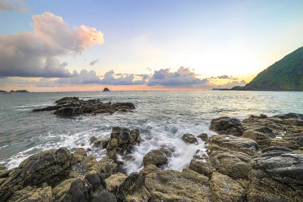 印度尼西亚龙目岛贝拉纳克海滩具有强烈水波和日出背景的天然岩石 — 图库照片