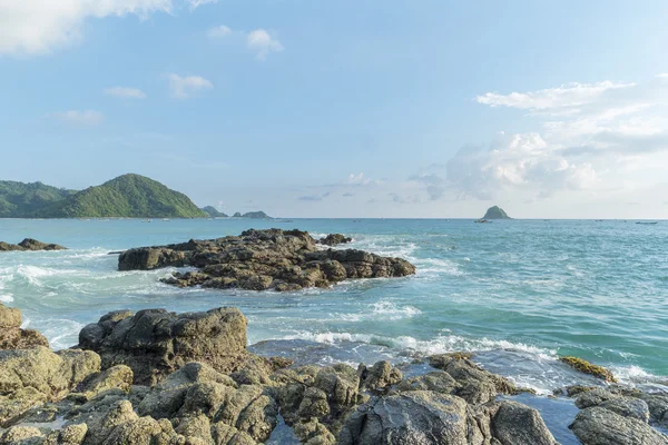 Naturalna Skała Silną Falą Wodną Plaży Belanak Lombok Indonezja — Zdjęcie stockowe