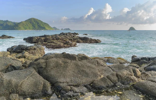 Naturalna Skała Silną Falą Wodną Plaży Belanak Lombok Indonezja — Zdjęcie stockowe