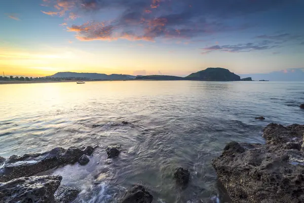 Rochas Praia Onda Água Com Fundo Por Sol — Fotografia de Stock