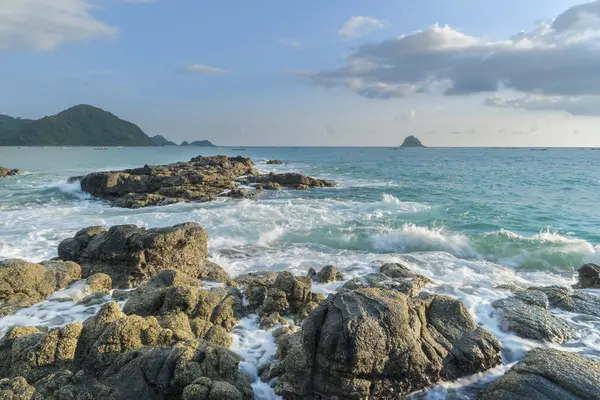 Naturalna Skała Silną Falą Wodną Plaży Belanak Lombok Indonezja — Zdjęcie stockowe