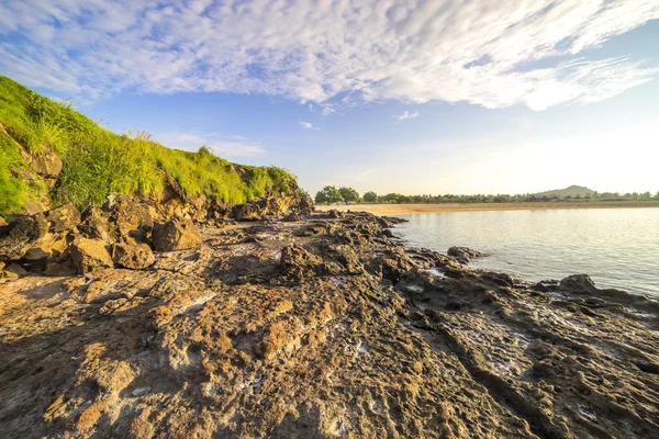 Tekstura Skały Plażowej Naturą Słoneczną — Zdjęcie stockowe