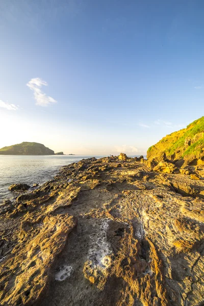 沙滩岩石与自然阳光的纹理 — 图库照片