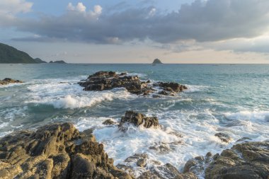 Belanak Beach güçlü su dalgası ile Doğal kaya, Lombok, Endonezya