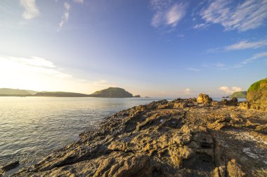 Doğa güneş ışığı ile plaj kaya doku