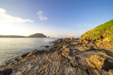 Doğa güneş ışığı ile plaj kayaların Doku 