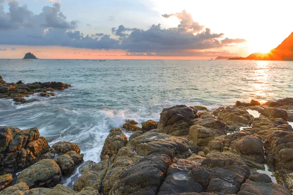 印度尼西亚龙目岛贝拉纳克海滩具有强烈水波和日出背景的天然岩石 — 图库照片