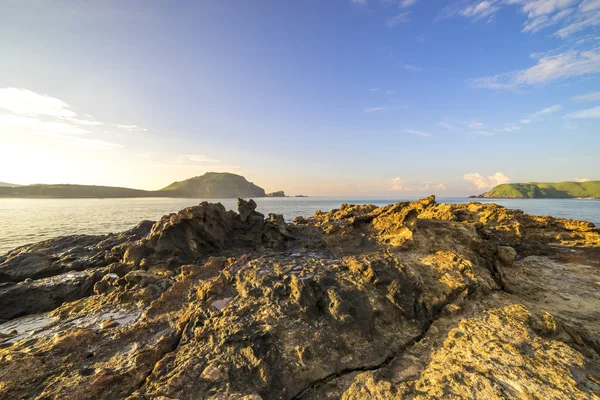 沙滩岩石与自然阳光的纹理 — 图库照片