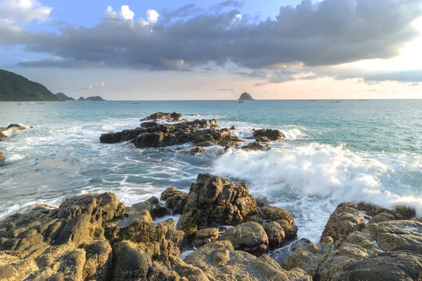 Naturalna Skała Silną Falą Wodną Plaży Belanak Lombok Indonezja — Zdjęcie stockowe