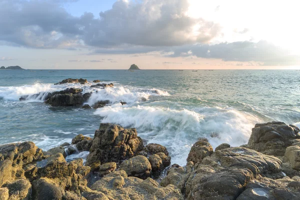 Naturalna Skała Silną Falą Wodną Plaży Belanak Lombok Indonezja — Zdjęcie stockowe