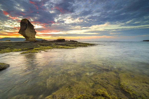 Mech Rock Zachód Tło Batu Payung Umbrella Beach Lombok Indonezja — Zdjęcie stockowe