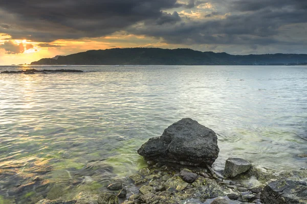 Strand met zonsopgang achtergrond — Zdjęcie stockowe