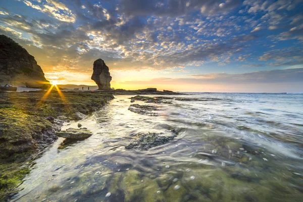 Pláž s východem slunce na pozadí — Stock fotografie