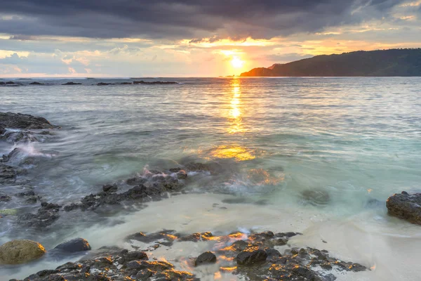 Praia com fundo do nascer do sol — Fotografia de Stock