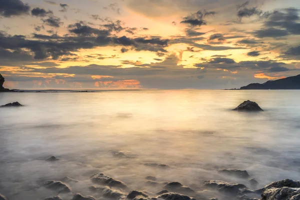 Sunrise arka plan ile plaj — Stok fotoğraf