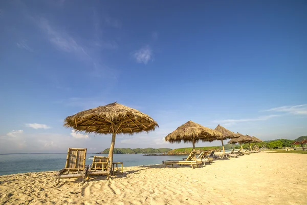 Una Fila Lounge Legno Con Luce Solare Diretta Sulla Spiaggia — Foto Stock