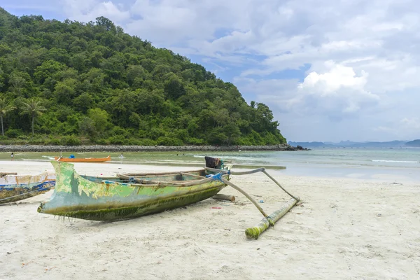 Traditionelles hölzernes Fischerboot — Stockfoto