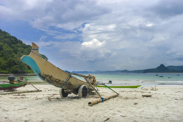 Tradizionale barca di pescatori in legno — Foto Stock