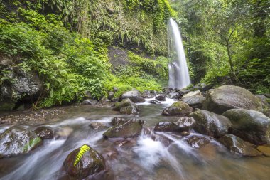 Rinjani Dağı'nda Lombok, Endonezya üzerinden yüksek şelale