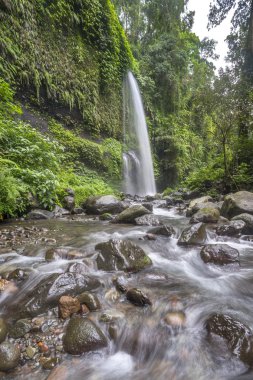 Rinjani Dağı'nda Lombok, Endonezya üzerinden yüksek şelale