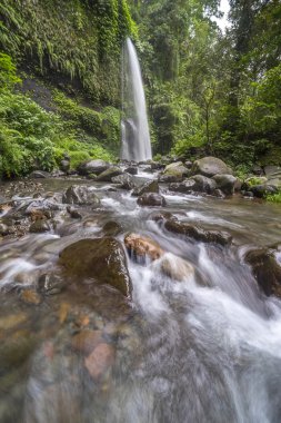 Rinjani Dağı'nda Lombok, Endonezya üzerinden yüksek şelale