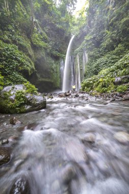 Rinjani Dağı'nda Lombok, Endonezya üzerinden yüksek şelale