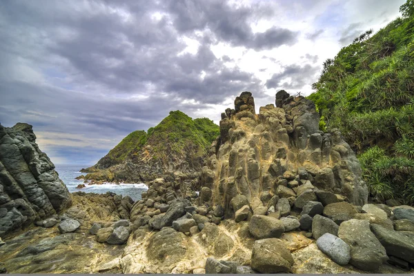 Skały w Lombok Beach, Indonezja — Zdjęcie stockowe