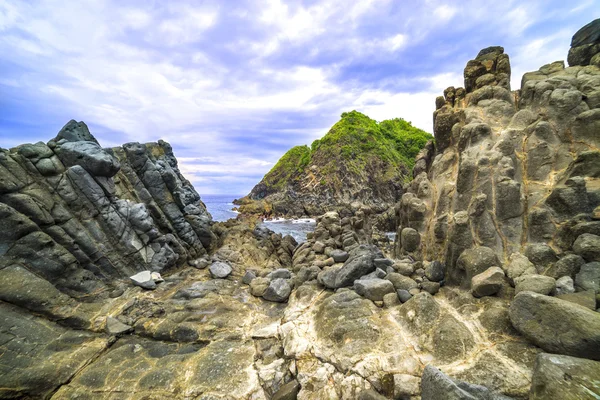 Skały w Lombok Beach, Indonezja — Zdjęcie stockowe