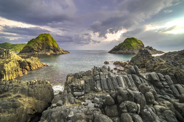 Skały w Lombok Beach, Indonezja — Zdjęcie stockowe