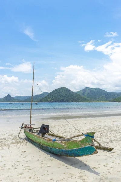 Tradiční dřevěná loď na Lombok, Indonésie — Stock fotografie