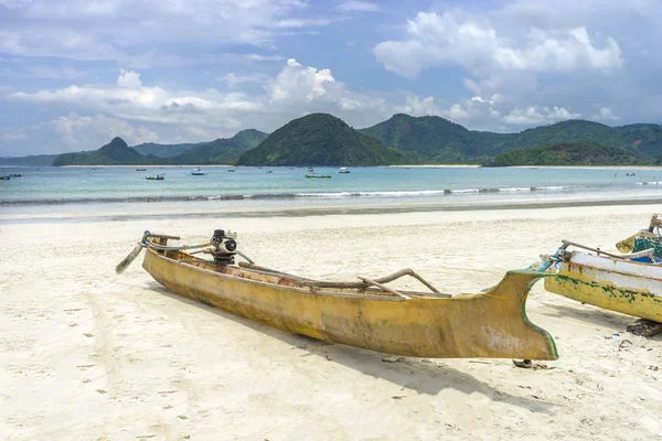 Barca tradizionale in legno a Lombok, Indonesia — Foto Stock