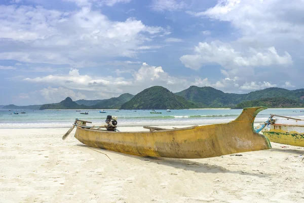 传统的木船上，在龙目岛，印度尼西亚 — 图库照片