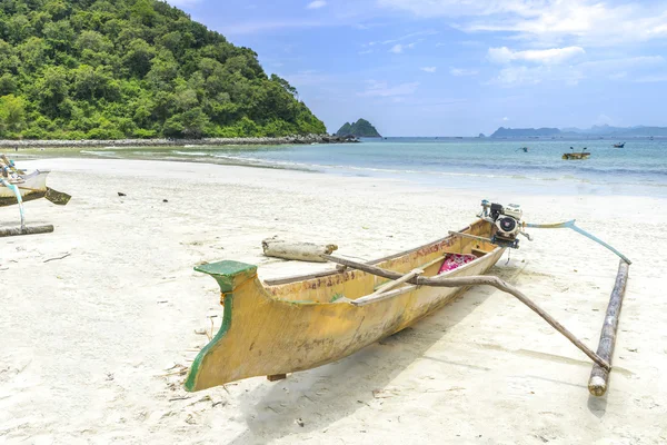 インドネシア ・ ロンボク島で伝統的な木製ボート — ストック写真