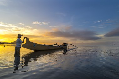 Balıkçı gündoğumu arka plan ile