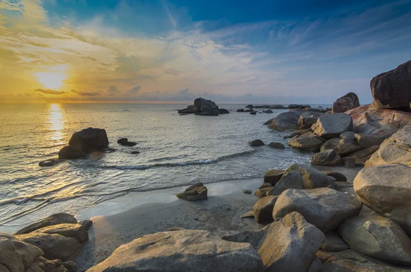 海滩岩石和波浪与日出天空背景 — 图库照片