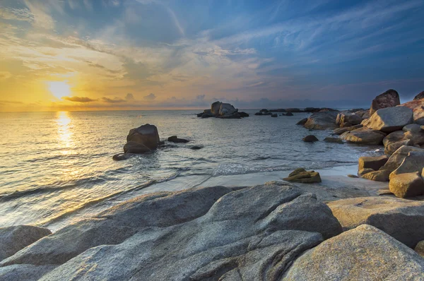 海滩岩石和波浪与日出天空背景 — 图库照片
