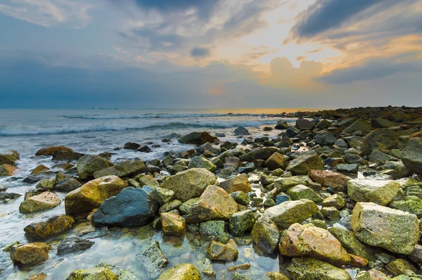 Kamień Plaży Tłem Wschodu Słońca — Zdjęcie stockowe