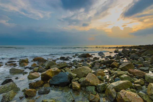 Kamień Plaży Tłem Wschodu Słońca — Zdjęcie stockowe