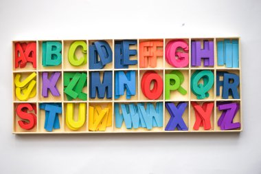 beyaz arka plan ile renkli ahşap mektup