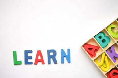 beyaz arka plan ile renkli ahşap mektup