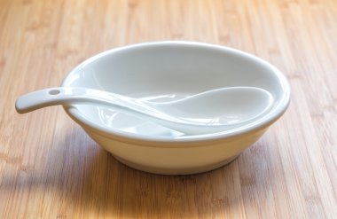 Bambu doku yüzeyi ile beyaz fincan ve kaşık